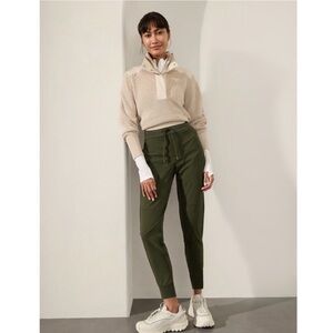 ATHLETA Headlands Hybrid Trek Mid Rise Jogger Pant in Aspen Olive Green Size 6